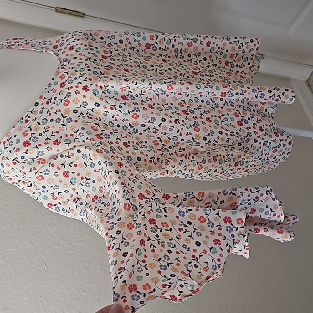 Floral V-Neck Women's Top NWT - Picture 8 of 10